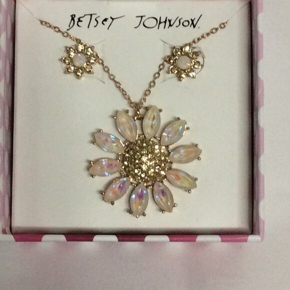 NIB BETSEY JOHNSON GOLD TONE WHITE RHINESTONE DAISY NECKLACE & EARRINGS - Picture 1 of 5